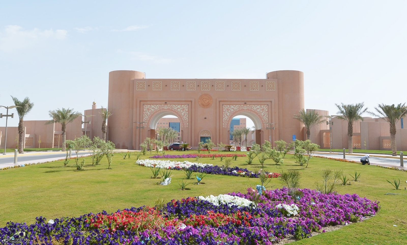 الجامعات التي أعلنت رسمياً عودتها لنظام الفصلين الدراسيين والذي سيكون نفس مدة الثلاثة فصول