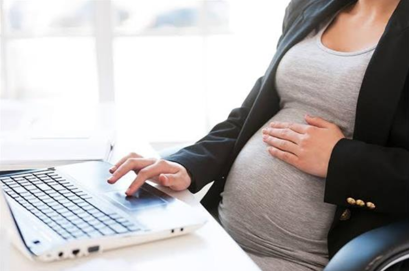 متى تأخذ الحامل إجازة من العمل