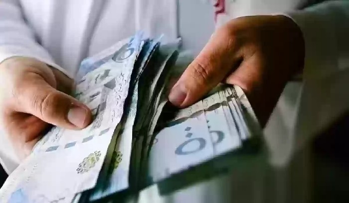 الترحيل فورا وغرامة 100 ألف ريال .. الجوازات السعودية تحذر من القيام بهذا الأمر