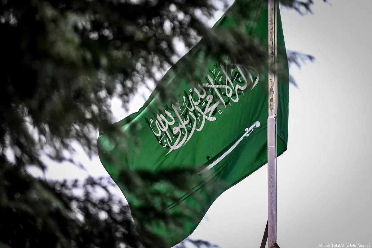 هل يمكن تجديد إقامة عامل متواجد خارج السعودية ؟ الجوازات تجيب وتوضح الشروط والغرامات