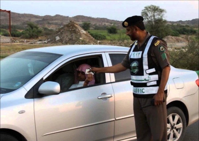 إدارة المرور بالسعودية تعلن عن توضيح هام بشأن مخالفات التصوير بالجوال