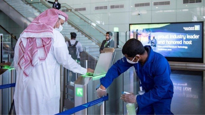 هل يمكن تجديد إقامة عامل متواجد خارج السعودية ؟ الجوازات تجيب وتوضح الشروط والغراماتهل يمكن تجديد إقامة عامل متواجد خارج السعودية ؟ الجوازات تجيب وتوضح الشروط والغرامات
