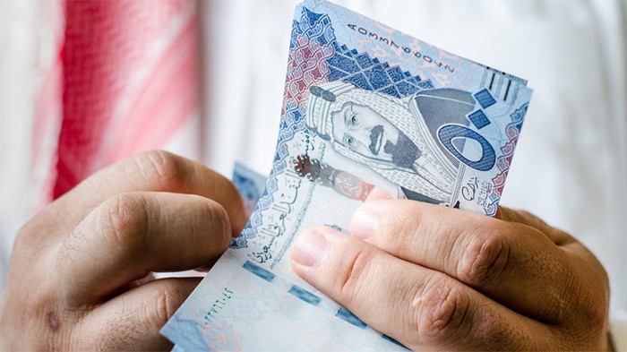 أمر ملكي يُحسم زيادة 1000 ريال لكل موظف ويُعلن سلم رواتب الموظفين الجدد 1445 بعد الزيادة