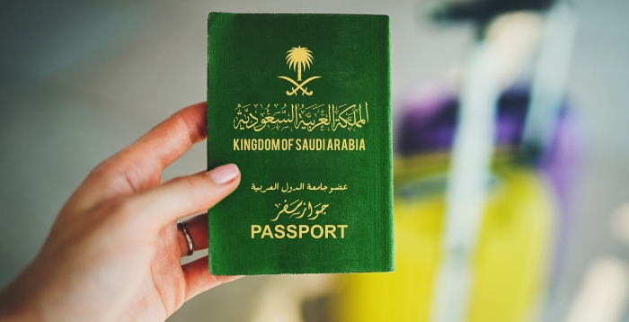 من يستطيع استلام جواز السفر في السعودية؟ وهل الجواز يوصل للبيت؟