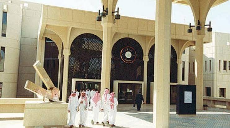 كم مرة يسمح للطالب التحويل بين الجامعات؟
